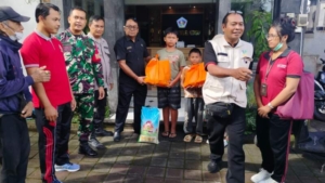 Dukung Masa Depan Anak Desa, Babinsa Kedisan Kawal Penyaluran Bantuan Sembako