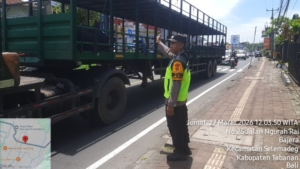 Pastikan kelancaran lalulintas, Polsek Selemadeg gelar Strong Point Siang Hari
