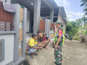 Warga Desa Darusalam Dihimbau Babinsa Waspada Pencurian Gabah Saat Musim Panen