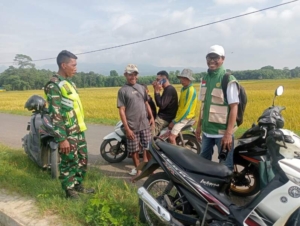 Warga Desa Darusalam Dihimbau Babinsa Waspada Pencurian Gabah Saat Musim Panen