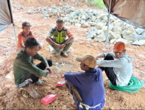 Himbauan Babinsa Parado Dorong Petani Jagung Jaga Kualitas dan Kamtibmas Desa