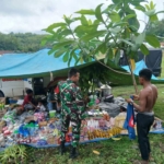 Hadir di Tengah Masyarakat, Babinsa Amankan Aktivitas Pasar Desa Praingkareha