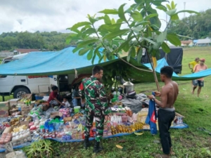 Hadir di Tengah Masyarakat, Babinsa Amankan Aktivitas Pasar Desa Praingkareha