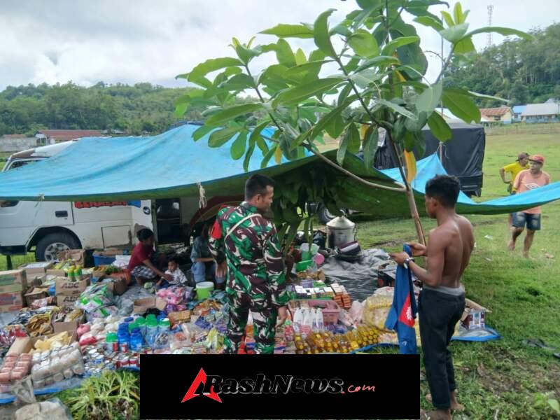 Hadir di Tengah Masyarakat, Babinsa Amankan Aktivitas Pasar Desa Praingkareha