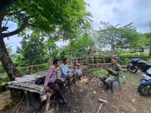 Sertu Arifudin Perkuat Kamtibmas Lewat Komsos di Laboya Barat