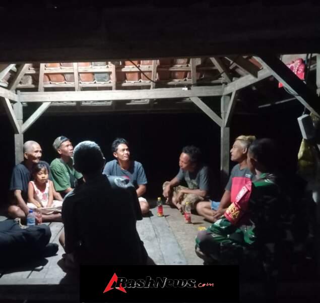 Kongkow Bersama Warga, Babinsa Nanga Tumpu Perkuat Keamanan Lingkungan