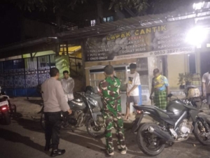 Babinsa dan Pemuda Karijawa Utara Perkuat Kebersamaan Lewat Ronda Malam