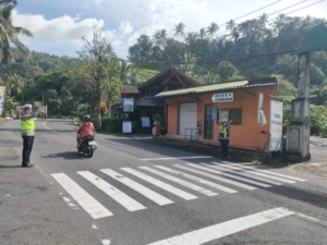 Sat Lantas Melaksanakan Pengamanan di Obyek Wisata Tirtagangga