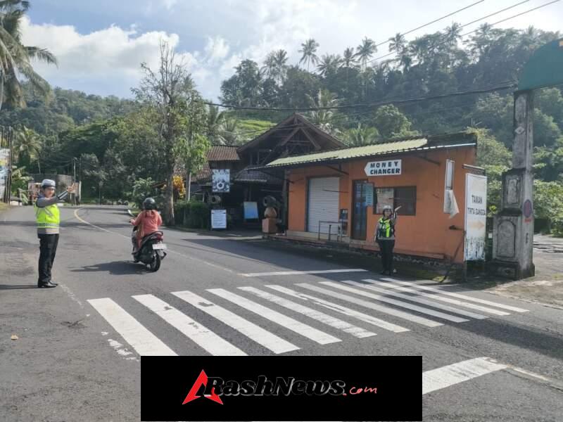 Sat Lantas Melaksanakan Pengamanan di Obyek Wisata Tirtagangga