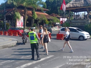 Personel Pos Pam Ubud Laksanakan Pengaturan Lalu Lintas dalam Ops KRYD 2026