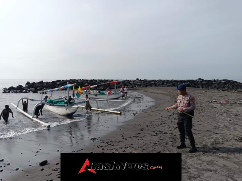Tim Patroli Polairud Bantu Nelayan Tarik Jukung ke Pesisir Pantai