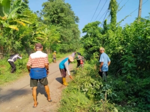 Komsos Aksi Nyata, Babinsa Nanga Miro Pimpin Gotong Royong di Sori Mila