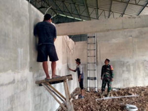 Dukung Ekonomi Warga, Babinsa Pantau Pemasangan Listrik Koperasi Merah Putih