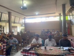 Pengawasan Ketat Bhabinkamtibmas, Rapat Pertanggungjawaban APBDes Perean Tengah Berjalan Transparan