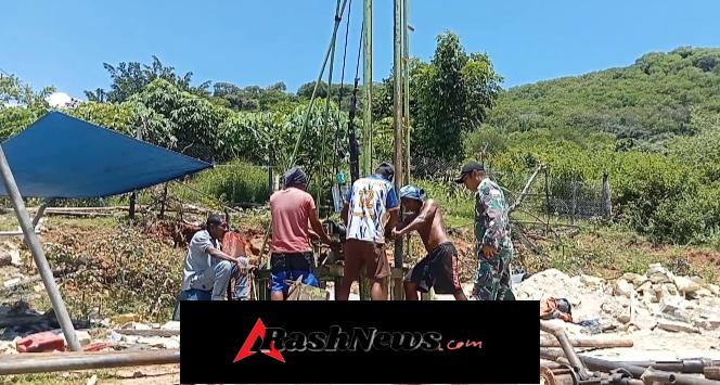 Upaya Penyediaan Air Bersih, Babinsa Awasi Pembangunan Sumur Bor di Nagekeo