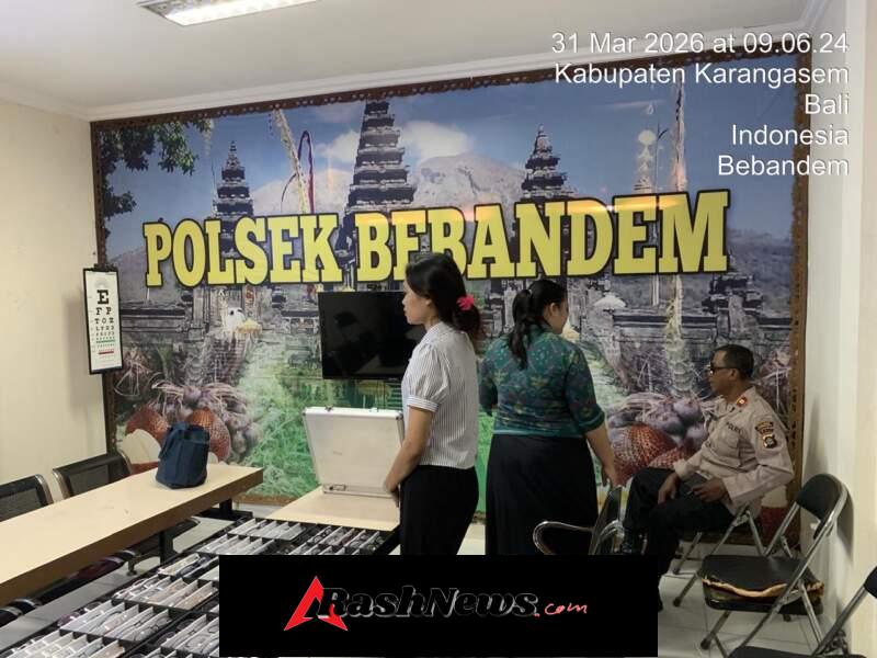 Jaga Kesehatan Mata Personel, Optik Krishna Hadirkan Layanan Pemeriksaan Mata Gratis di Polsek Bebandem Guna menunjang performa dan profesionalisme personel kepolisian dalam menjalankan tugas operasional di lapangan, jajaran Polsek Bebandem menjalin kerja sama kesehatan dengan Optik Krishna. Kegiatan yang berfokus pada pemeriksaan mata gratis ini dilaksanakan pada Senin (30/03) di Aula Mako Polsek Bebandem, Karangasem. Penyelenggaraan kegiatan ini merupakan bentuk kepedulian Polsek Bebandem dan Optik Krishna terhadap kesehatan penglihatan para anggota, mengingat tingginya mobilitas mereka dalam melaksanakan patroli dan pelayanan masyarakat di siang maupun malam hari. Kehadiran Konsultan Optometris Ahli Dalam kunjungannya, tim Optik Krishna dipimpin langsung oleh Konsultan Optometris ahli mereka, Bapak I Gede Rudi Artawan, A.Md.RO. Kehadiran seorang konsultan optometris bersertifikat memastikan bahwa pemeriksaan mata yang dilakukan tidak hanya sekadar cek visus, namun juga mencakup analisis mendalam mengenai kebutuhan refraksi mata personel. ”Kesehatan mata merupakan aset vital bagi anggota Polri. Dengan didampingi langsung oleh konsultan optometris, kami dapat memastikan bahwa setiap personel mendapatkan diagnosa yang akurat dan solusi yang tepat, baik itu penggunaan kacamata anti-UV untuk tugas siang maupun kacamata khusus untuk tugas Blue Light Patrol,” ujar Kapolsek Bebandem, AKP IGNB. Suastawan, S.H., M.H. Pelayanan Pemeriksaan Mata Komputer Sistem Sepanjang kegiatan, Konsultan I Gede Rudi Artawan didampingi tim Optik Krishna memberikan pelayanan pemeriksaan mata gratis dengan menggunakan peralatan modern berbasis Komputer Sistem. Personel Polsek Bebandem dapat berkonsultasi mengenai keluhan mata, kebutuhan kacamata, hingga jenis lensa yang paling sesuai dengan karakteristik tugas mereka. ”Tugas kepolisian menuntut ketajaman penglihatan yang optimal, terutama saat berkendara di malam hari. Kami di Optik Krishna berkomitmen memberikan layanan terbaik untuk membantu Bapak/Ibu polisi dalam menjaga kenyamanan dan keamanan diri saat bertugas,” jelas I Gede Rudi Artawan, Konsultan Optometris Optik Krishna. Inisiasi Layanan Terima Panggilan Selain pemeriksaan di tempat, dalam kesempatan tersebut Optik Krishna juga memperkenalkan layanan inovatif mereka berupa ‘Terima Panggilan’ bagi personel yang memiliki mobilitas sangat tinggi. Personel dapat langsung menghubungi tim Optik Krishna untuk penanganan masalah kacamata atau pemesanan langsung melalui Layanan Konsumen atau kontak WhatsApp mereka. Melalui sinergi ini, Polsek Bebandem berharap seluruh personel dapat mempertahankan kondisi fisik yang prima, sehingga pelayanan kepada masyarakat tetap terjaga dengan kualitas terbaik.