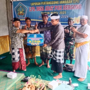 Babinsa Poh Bergong Aktif Dampingi Rapat LPD, Wujudkan Akuntabilitas Desa