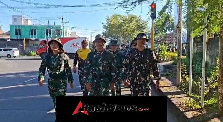 Bukan Pawai Biasa, Serunya Prajurit Kodim Loteng ‘Show of Force’ Sambil Sapa Warga Praya
