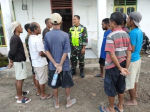 Warga Apresiasi Kepedulian Babinsa yang meningatkan Keselamatan Kerja warganya