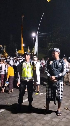 Bhabinkamtibmas Desa Cau Belayu Polsek Marga Pengamanan Upacara Melasti