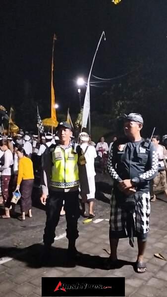 Bhabinkamtibmas Desa Cau Belayu Polsek Marga Pengamanan Upacara Melasti