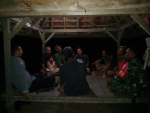 Babinsa Nanga Tumpu Perkuat Kamtibmas Melalui Patroli dan Kongkow Bersama Warga