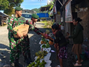 Berbagi Makanan, Satgas Pamtas Yonarhanud 2 Kostrad Peduli Masyarakat Sekitar Makosatgas