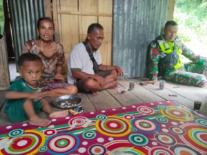 Babinsa dan Warga Desa Tou Bersinergi Ciptakan Lingkungan Aman dan Sehat