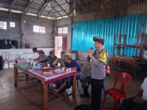 Peran Aktif Bhabinkamtibmas Hadiri Rapat Adat, Dukung Kelancaran Kegiatan Upacara di Desa Karyasari