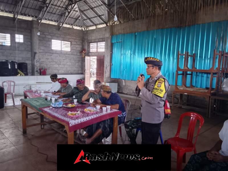 Peran Aktif Bhabinkamtibmas Hadiri Rapat Adat, Dukung Kelancaran Kegiatan Upacara di Desa Karyasari