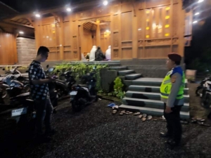 Polsek Selemadeg barat Siagakan Personel untuk Amankan Sholat Tarawih di mushola Hidayatul muk’min Selabih