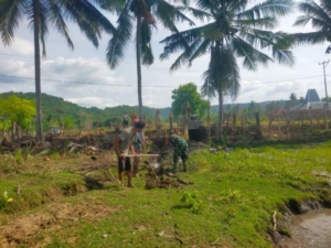 Tingkatkan Produksi Pertanian, Babinsa Dampingi Pembuatan Saluran Air Sawah