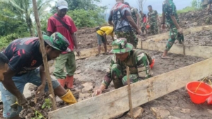 Bangun Infrastruktur Desa, Satgas TMMD Ke-127 Kodim 1603/Sikka Percepat Pengecoran Crossway di Kecamatan Waiblama