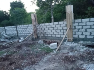 Proses Pemasangan Batako di KDKMP Desa Mundek yang Lancar dan Terkendali