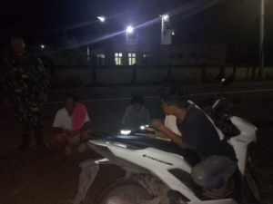 Patroli Malam Babinsa Koramil Poto Tano Tingkatkan Keamanan Wilayah Kecamatan