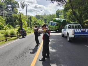 Respon Cepat Polsek Selemadeg datangi Truk Terperosok di Tanjakan Singin