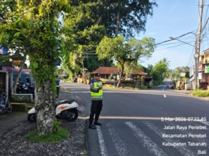 Cegah terjadinya kemacetan dan laka lantas, Personil Polsek Penebel melaksanakan Strong Point pagi