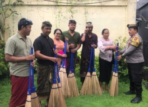 Bhabinkamtibmas Desa Singakerta Menyerahkan Sarana Kontak Kepada Warga Masyarakat