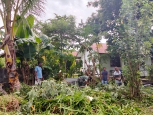 Babinsa dan Jemaat Bersinergi Bersihkan Gedung GKS Ngalu