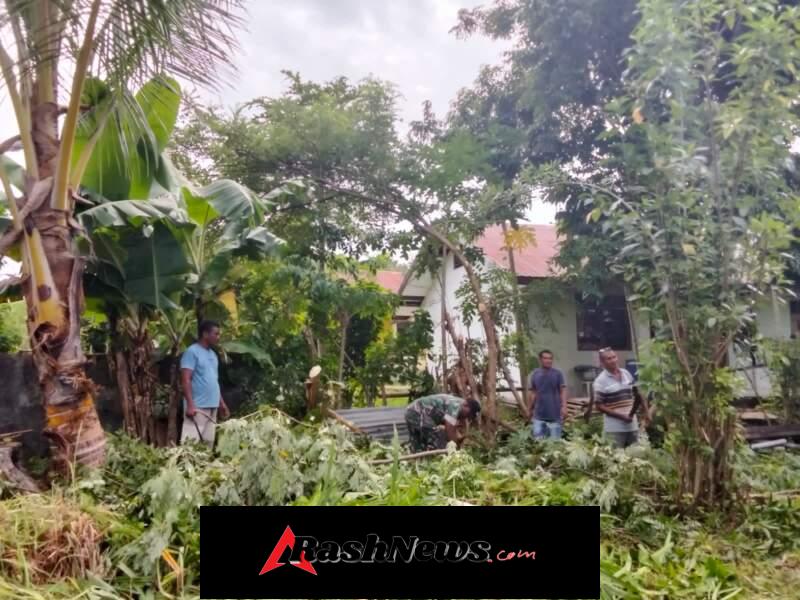 Babinsa dan Jemaat Bersinergi Bersihkan Gedung GKS Ngalu