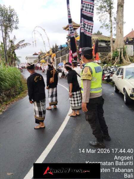Bhabinkamtibmas Desa Bangli Laksanakan Pengamanan Upacara Piodalan di Pura Dalem Banjar Adat Bangli