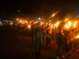 Danramil Adisan Hadir di Tengah Warga, Tradisi Pawai Obor Hu’u Semakin Bermakna