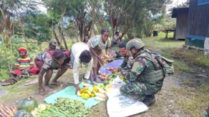 Prajurit Satgas Yonif 743/PSY Borong Hasil Bumi, Menguatkan Ekonomi Mama-Mama Papua