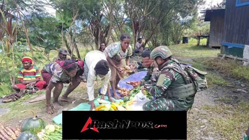 Prajurit Satgas Yonif 743/PSY Borong Hasil Bumi, Menguatkan Ekonomi Mama-Mama Papua