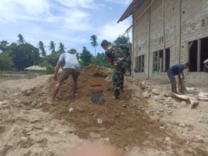 Babinsa Pratu Aldith Laksanakan Patroli dan Gotong Royong Bersama Warga Desa Nggongi