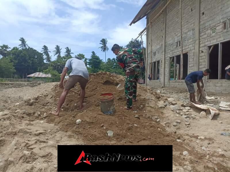 Babinsa Pratu Aldith Laksanakan Patroli dan Gotong Royong Bersama Warga Desa Nggongi