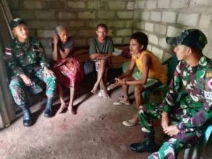 Kebersamaan Satgas Pamtas Yonarhanud 2 Kostrad Adakan Komsos Bersama Warga