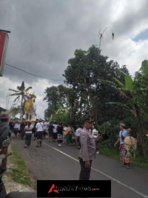 Bhabinkamtibmas Desa Antapan Amankan Upacara Ngaben di Desa Adat Gelogor