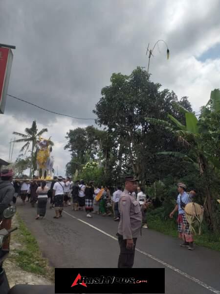 Bhabinkamtibmas Desa Antapan Amankan Upacara Ngaben di Desa Adat Gelogor