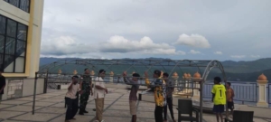 Semangat Gotong Royong, Babinsa dan Remaja Masjid Dirikan Tenda